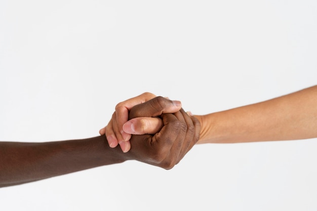 Gros plan sur les personnes se connectant par les mains