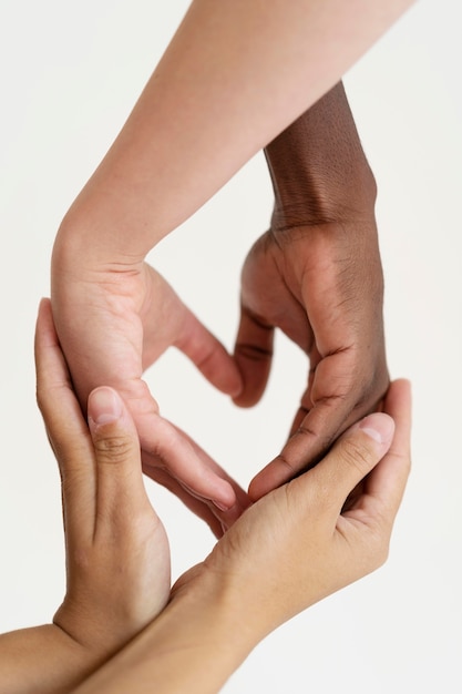 Gros plan sur les personnes se connectant par les mains