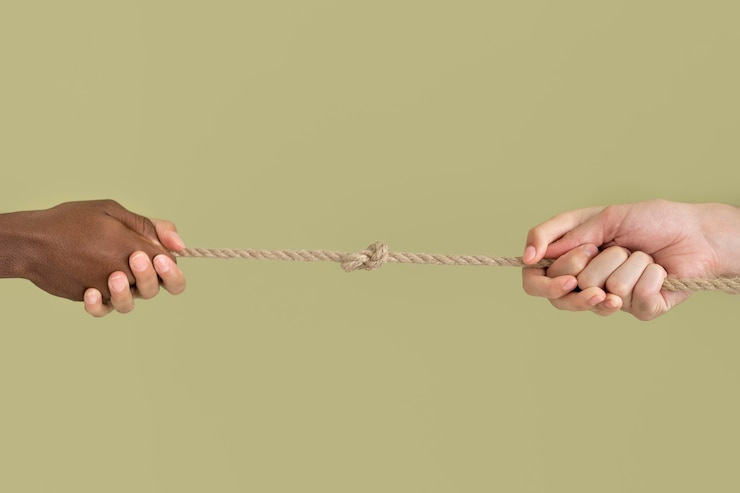 Photo gratuit gros plan sur les personnes se connectant par les mains