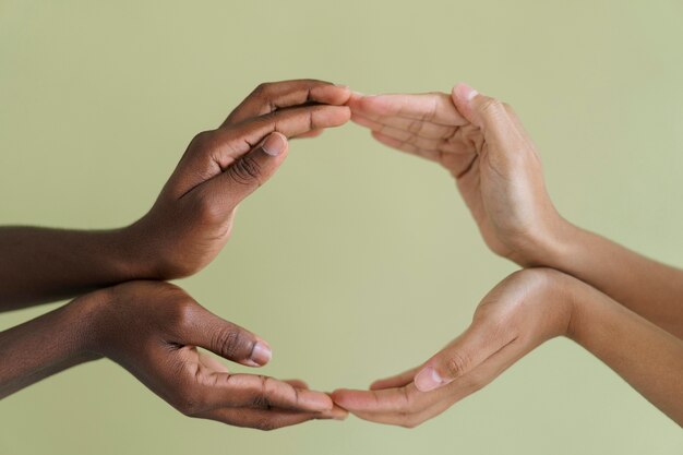 Gros plan sur les personnes se connectant par les mains