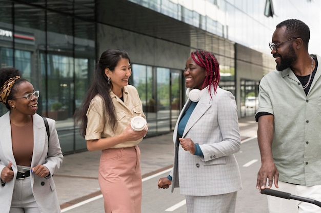 Photo gratuite gros plan des personnes souriantes discutant