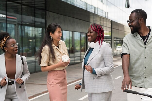 Gros plan des personnes souriantes discutant