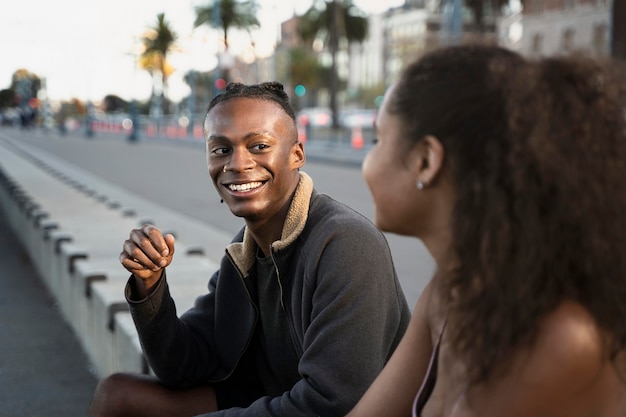 Photo gratuite gros plan des personnes souriantes à l'extérieur