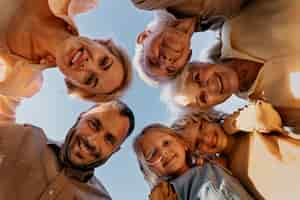 Photo gratuite gros plan des personnes souriantes posant ensemble