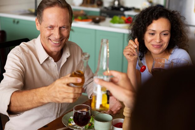 Gros plan des personnes souriantes à table