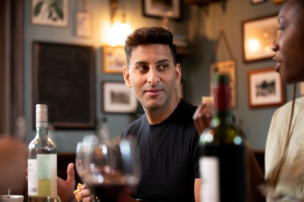 Gros plan des personnes souriantes à table