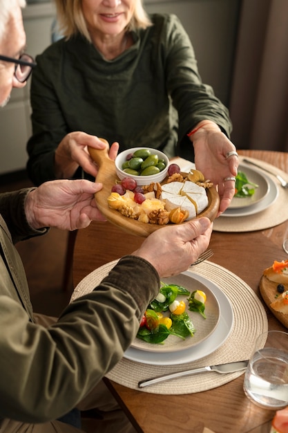 Gros plan des personnes tenant une assiette