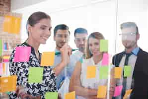 Photo gratuite gros plan sur les personnes travaillant au bureau