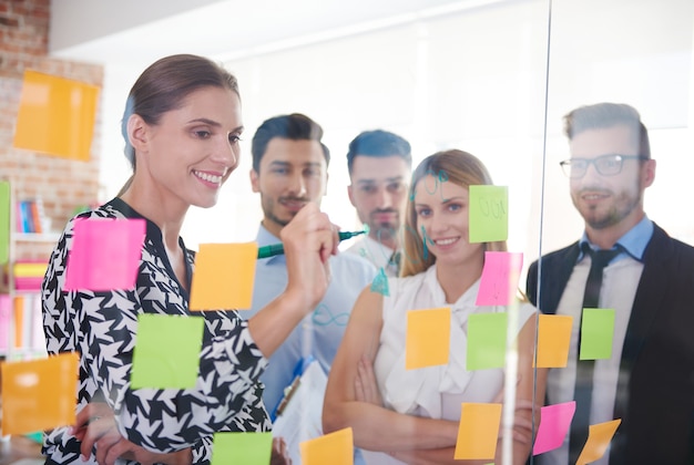 Gros plan sur les personnes travaillant au bureau