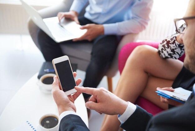 Gros plan sur les personnes travaillant au bureau