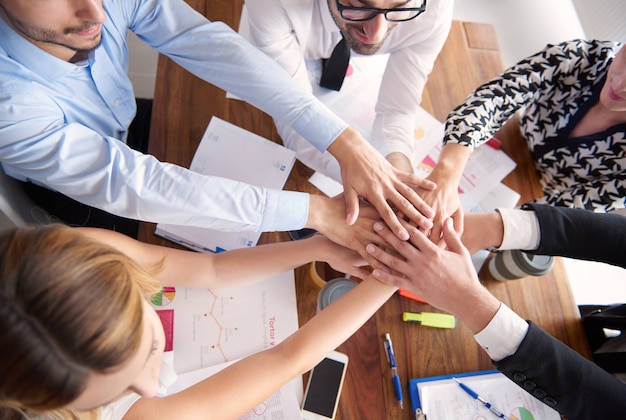 Gros plan sur les personnes travaillant au bureau