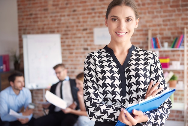 Gros plan sur les personnes travaillant au bureau