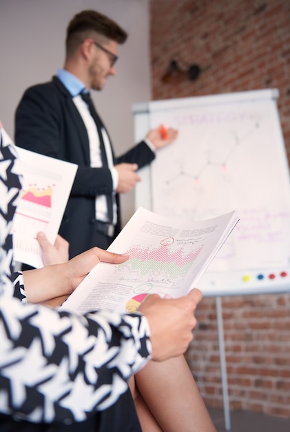 Gros plan sur les personnes travaillant au bureau