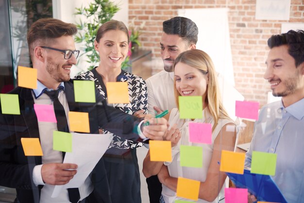 Gros plan sur les personnes travaillant au bureau