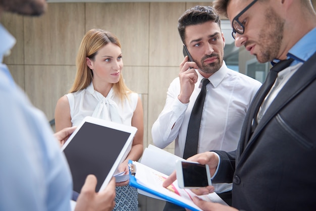 Gros plan sur les personnes travaillant au bureau