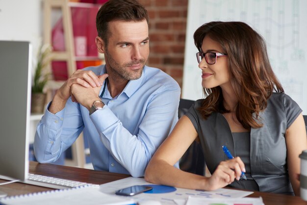 Gros plan sur les personnes travaillant au bureau