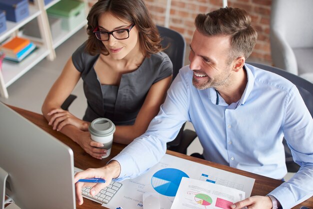 Gros plan sur les personnes travaillant au bureau