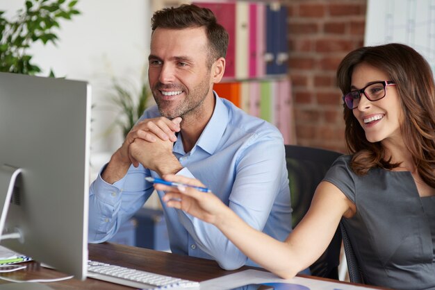 Gros plan sur les personnes travaillant au bureau