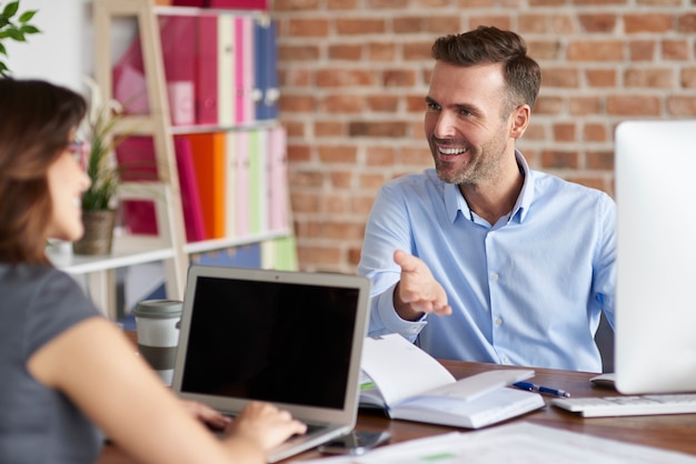 Gros plan sur les personnes travaillant au bureau