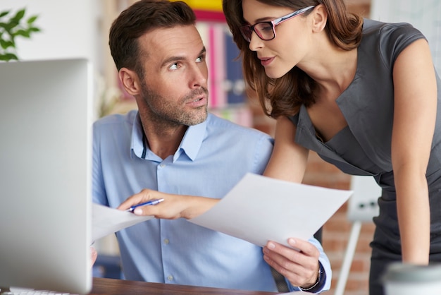 Gros plan sur les personnes travaillant au bureau