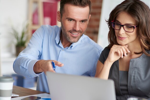 Gros plan sur les personnes travaillant au bureau