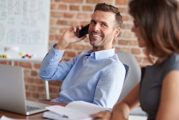 Gros plan sur les personnes travaillant au bureau