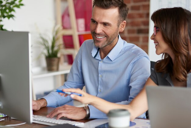 Gros plan sur les personnes travaillant au bureau