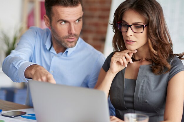 Gros plan sur les personnes travaillant au bureau