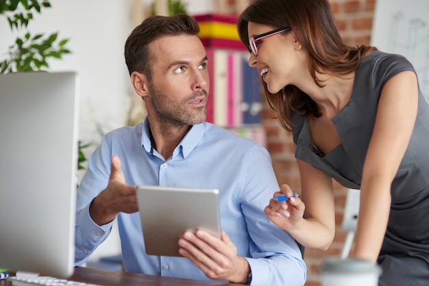 Gros plan sur les personnes travaillant au bureau