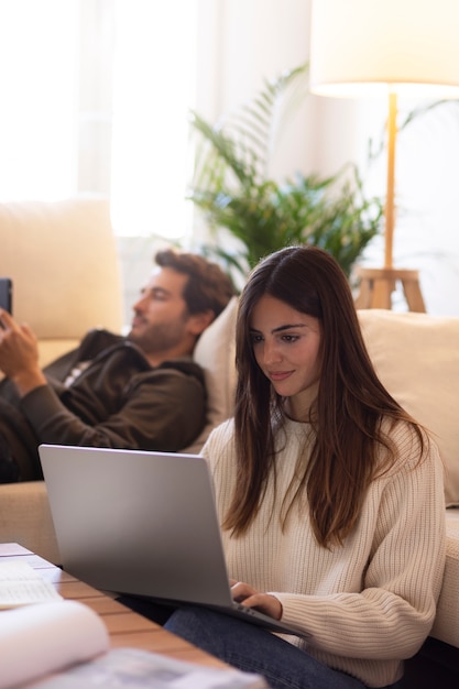 Gros plan sur les personnes travaillant à domicile