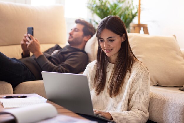 Gros plan sur les personnes travaillant à domicile