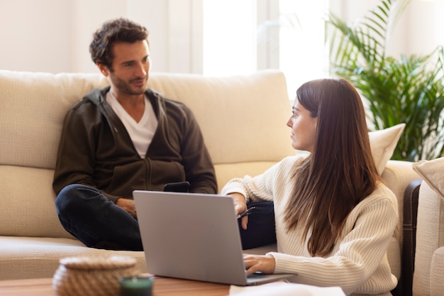 Gros plan sur les personnes travaillant à domicile