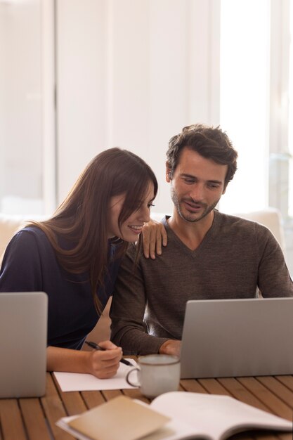 Gros plan sur les personnes travaillant à domicile