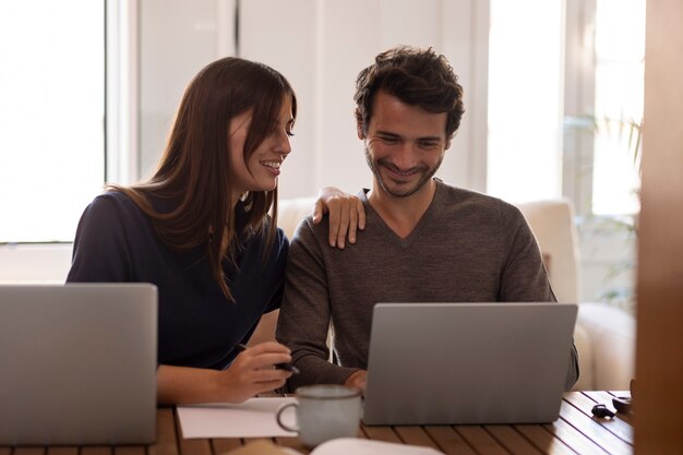 Gros plan sur les personnes travaillant à domicile