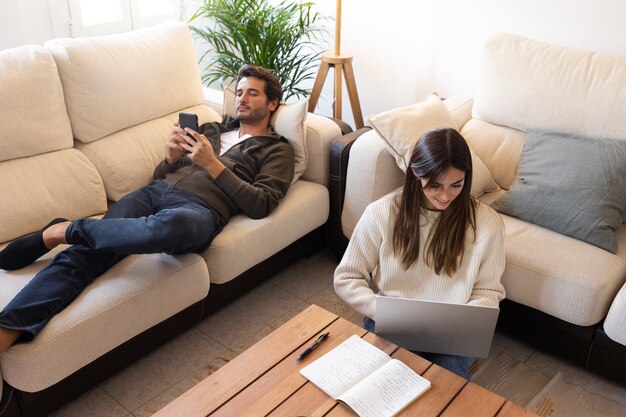 Gros plan sur les personnes travaillant à domicile