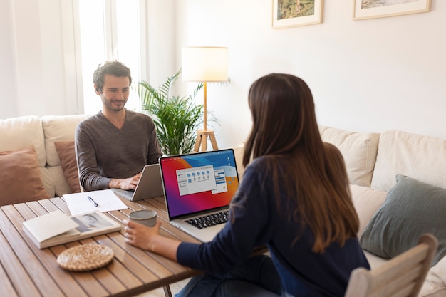 Gros plan sur les personnes travaillant à domicile