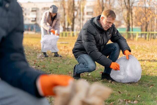 Gros plan sur des personnes travaillant ensemble