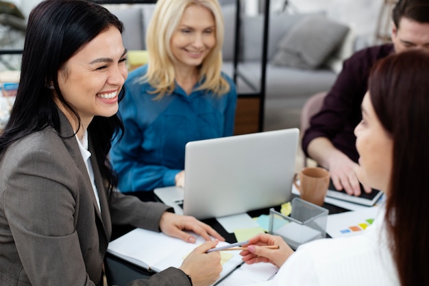 Gros plan sur des personnes travaillant ensemble