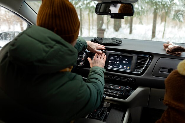 Gros plan sur les personnes voyageant en voiture