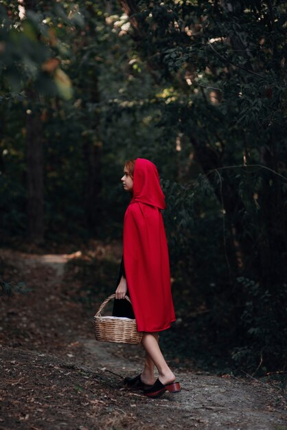 Gros plan sur le petit chaperon rouge