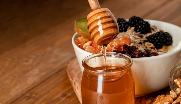 Gros plan petit déjeuner sain sur table