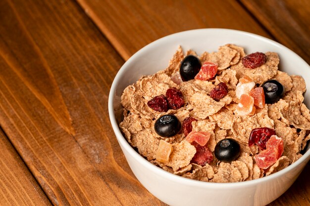 Gros plan petit déjeuner sain sur table