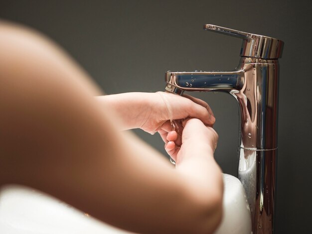 Photo gratuite gros plan, petit garçon, lavage