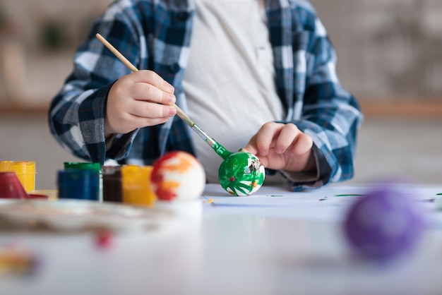 Gros plan, petit garçon, peinture, oeufs, pour, pâques