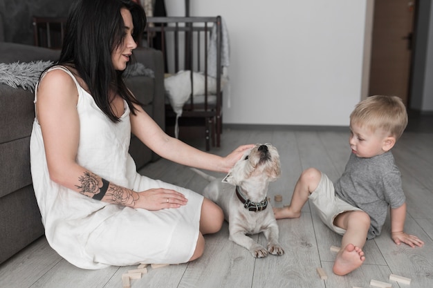 Gros plan, petit garçon, regarder, mère, aimer, elle, chien