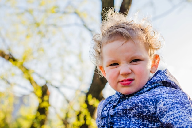 Gros plan de petit garçon avec un visage drôle