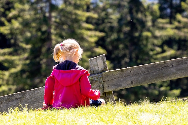 Gros plan d'une petite fille marchant dans un parc