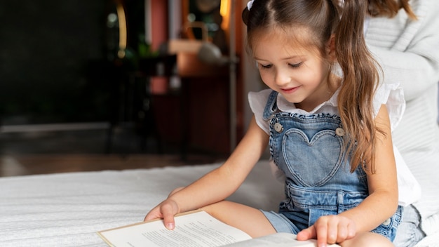 Photo gratuite gros plan sur une petite fille s'amusant à la maison