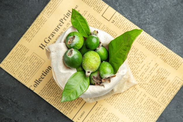 Gros plan sur les petits fruits frais de feijoas à la bombe vitaminée