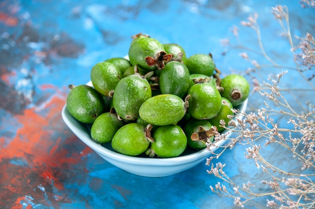 Photo gratuite gros plan sur les petits fruits frais de feijoas à la bombe vitaminée